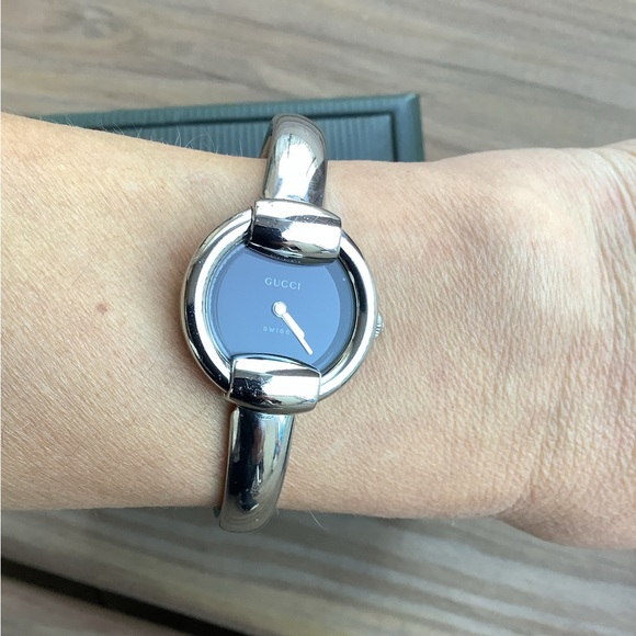 Ladies GUCCI bangle watch ⭐️⭐️⭐️ - Picture 5 of 11